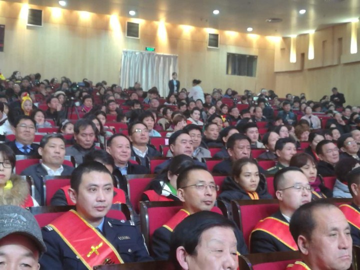 2-趙振元同志與袁三軍市委書記、市人大主任李明楨、市政協主席談得勝、駐鞏義部隊首長等一起觀看晚會.jpg